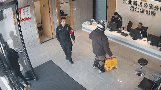 重量异常后报警 警民合作拦截诈骗九游会j9登陆跑腿司机发现礼盒(图2)